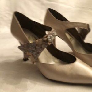 Leyla Mitra Ivory Floral Pump